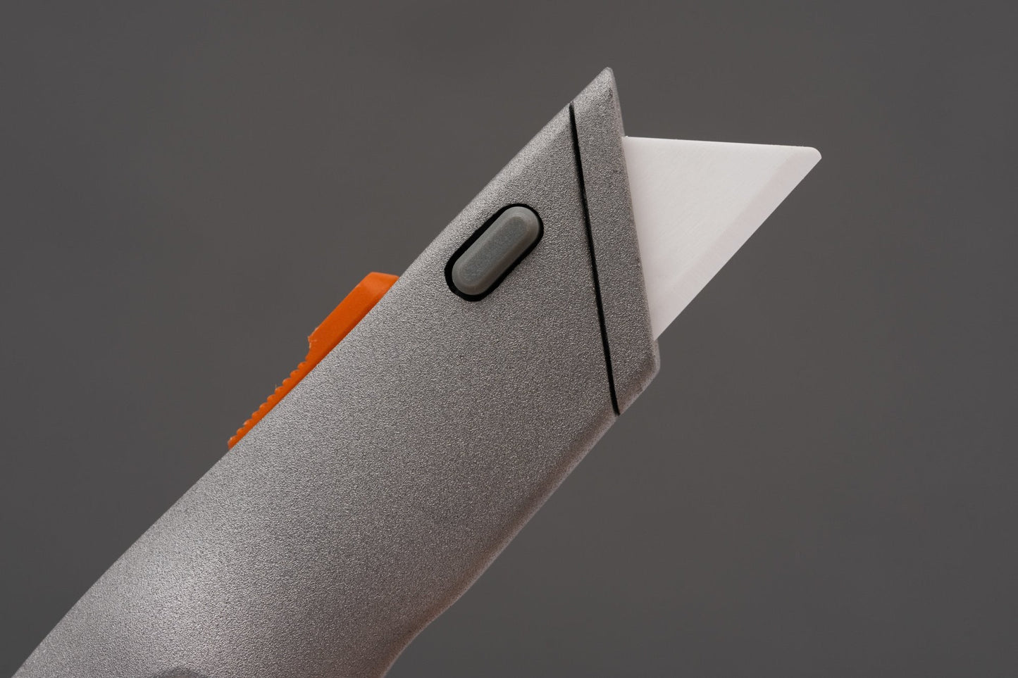 Cutter manual con mango metálico