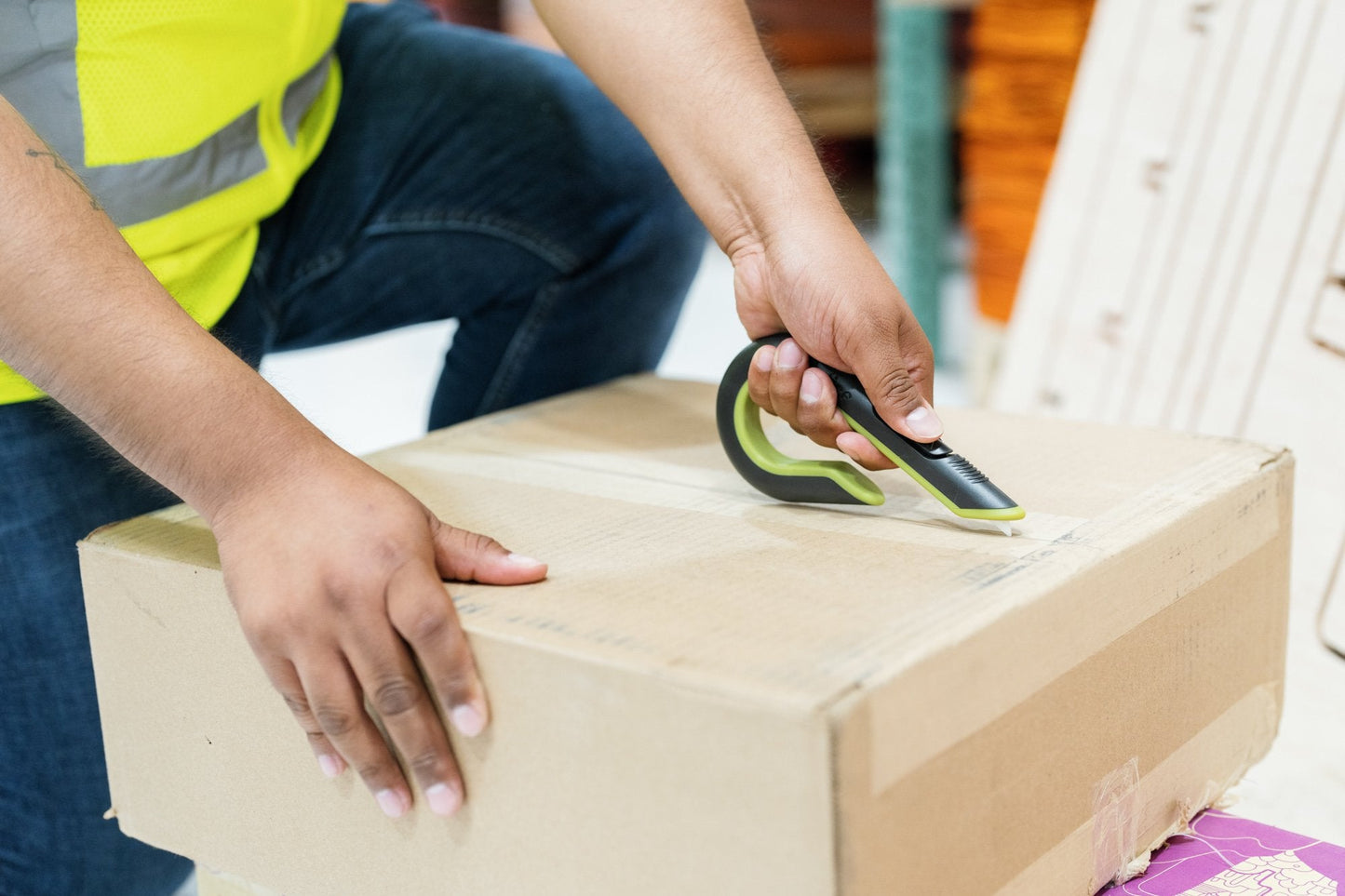 Cutter autorretráctil para cajas de cartón