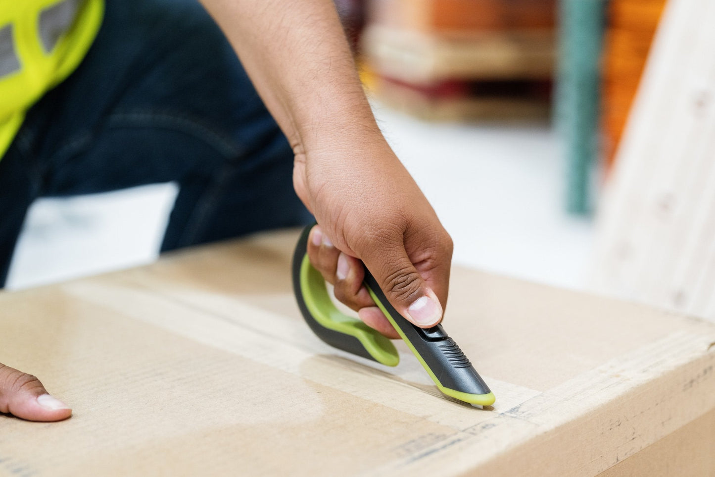 Cutter autorretráctil para cajas de cartón